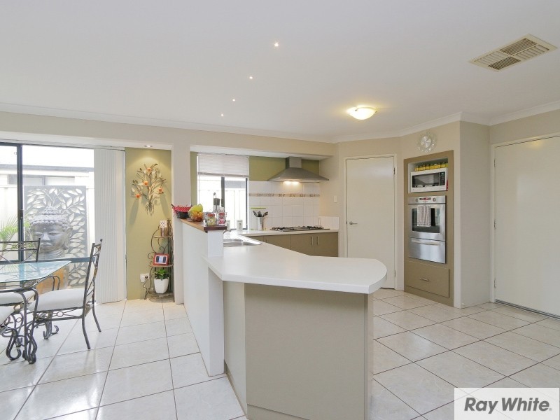 22 Lenihan Corner, Wattle Grove WA 6107