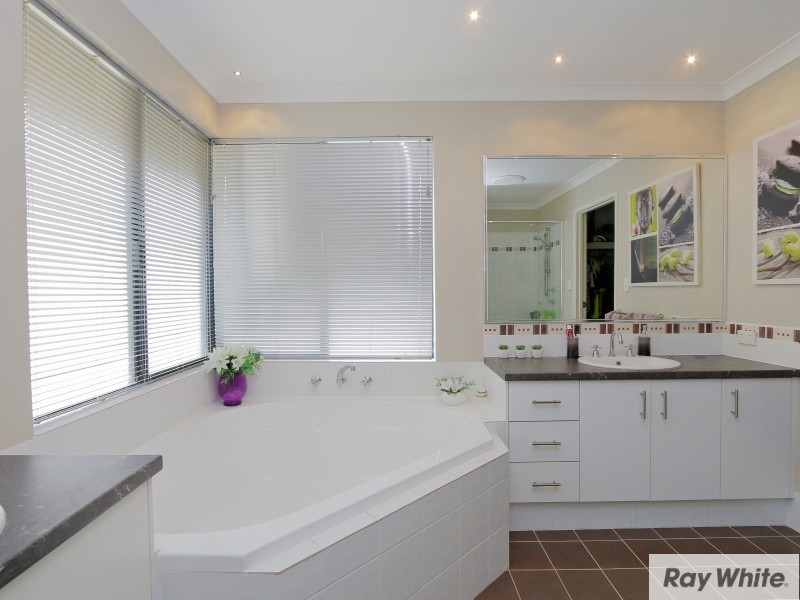 22 Lenihan Corner, Wattle Grove WA 6107