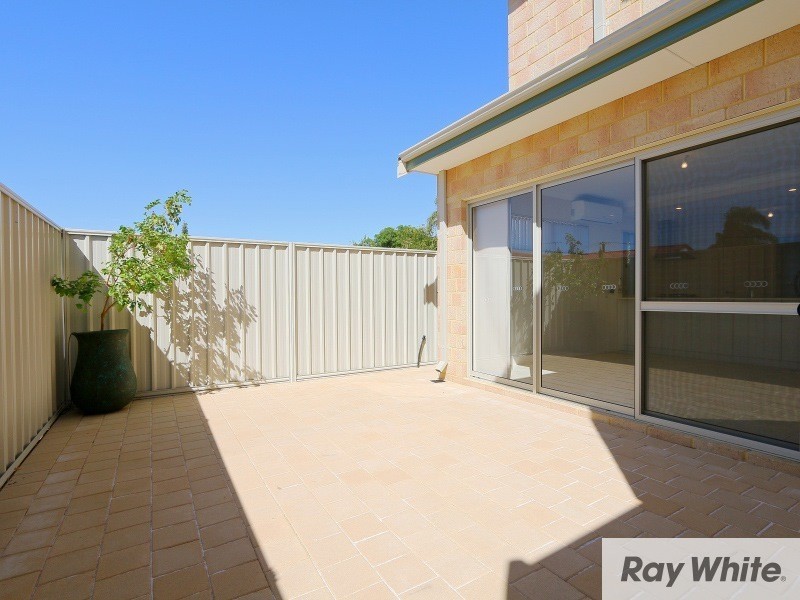 2/3 Civic Gardens, Cannington WA 6107