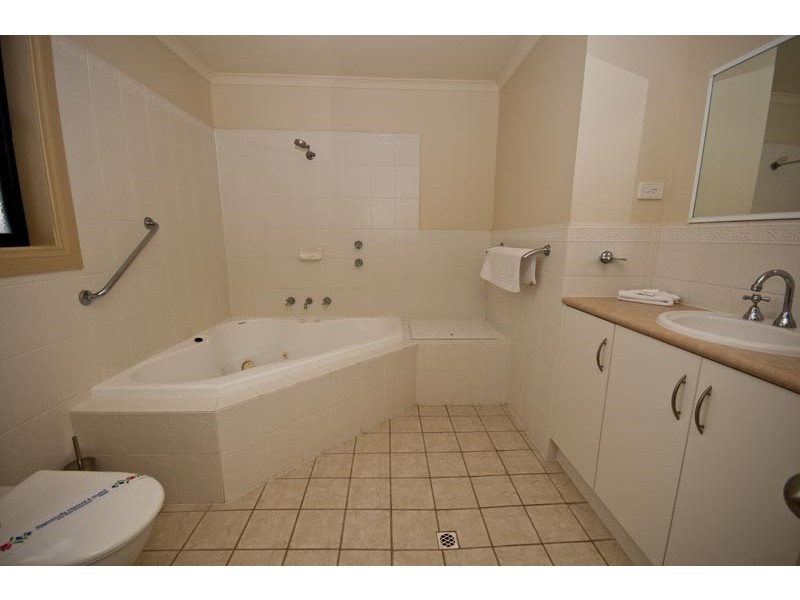 2 Hughes Avenue, Moonta Bay SA 5558
