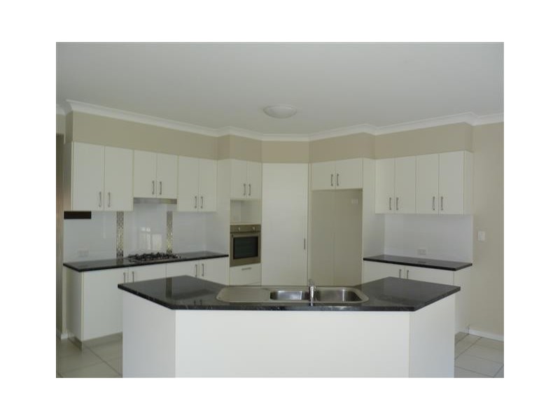 11 Pharlap Court, Point Vernon QLD 4655