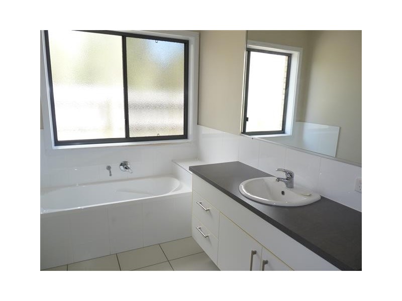 11 Pharlap Court, Point Vernon QLD 4655