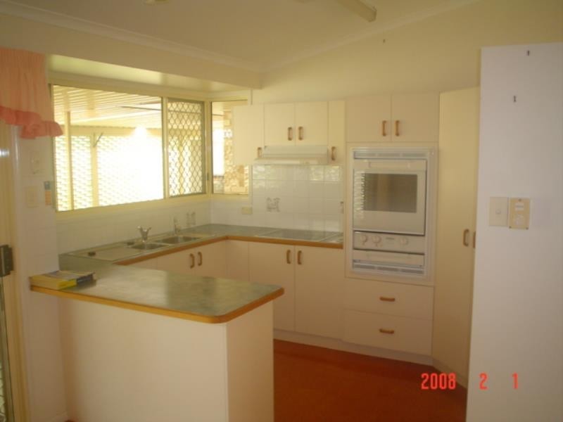 2/84 Freshwater street, Torquay QLD 4655