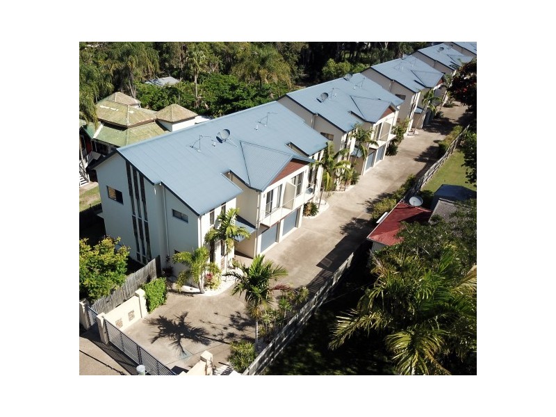 2/243 Torquay Terrace, Torquay QLD 4655