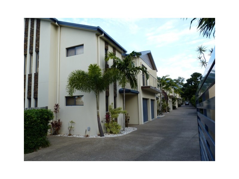 2/243 Torquay Terrace, Torquay QLD 4655