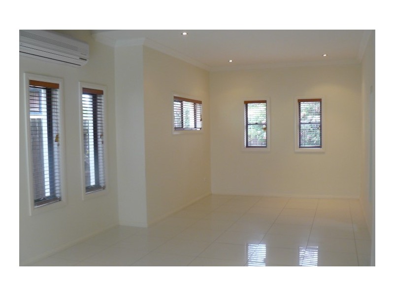 2/243 Torquay Terrace, Torquay QLD 4655