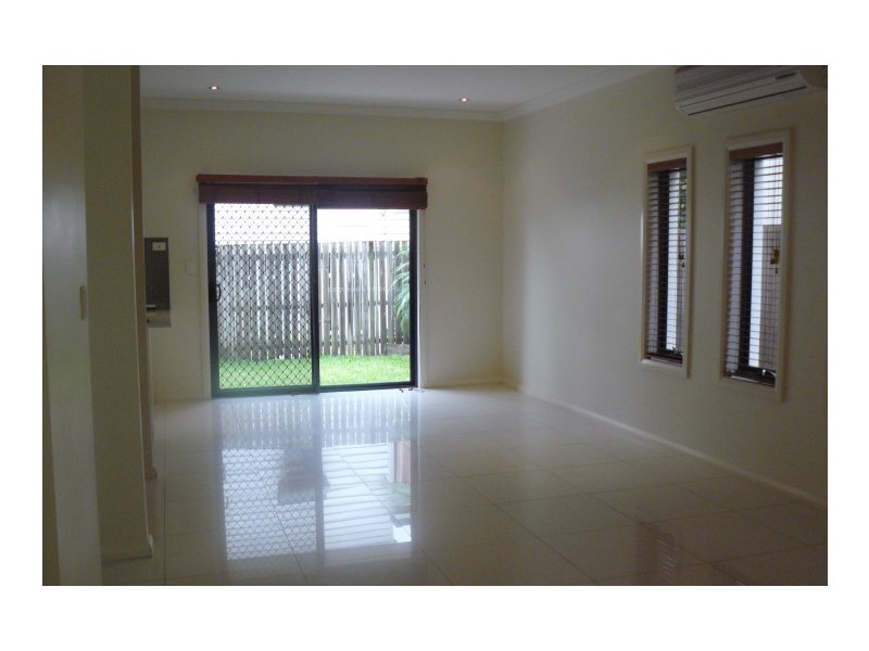 2/243 Torquay Terrace, Torquay QLD 4655