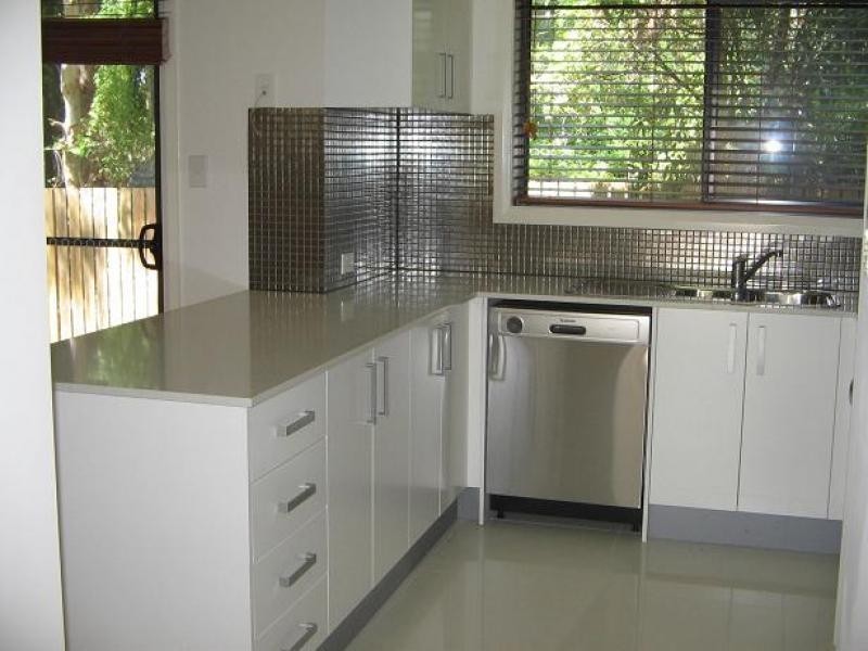 2/243 Torquay Terrace, Torquay QLD 4655