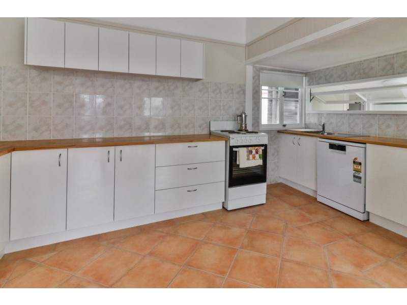 69 Shell Street, Urangan QLD 4655