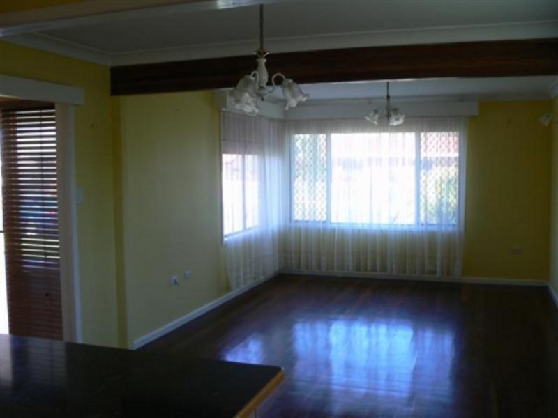 11 Brighton Street, Point Vernon QLD 4655