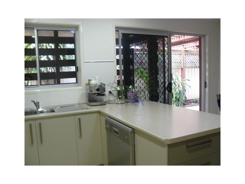 4 Mitta, Urangan QLD 4655