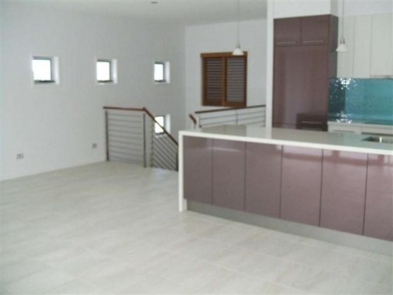 2/515 Esplanade, Urangan QLD 4655