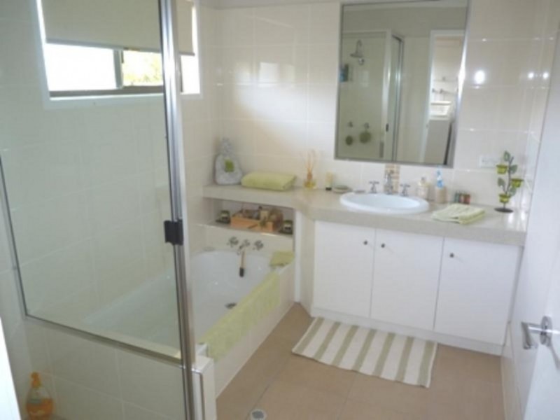 40 Limpus St, Urangan QLD 4655