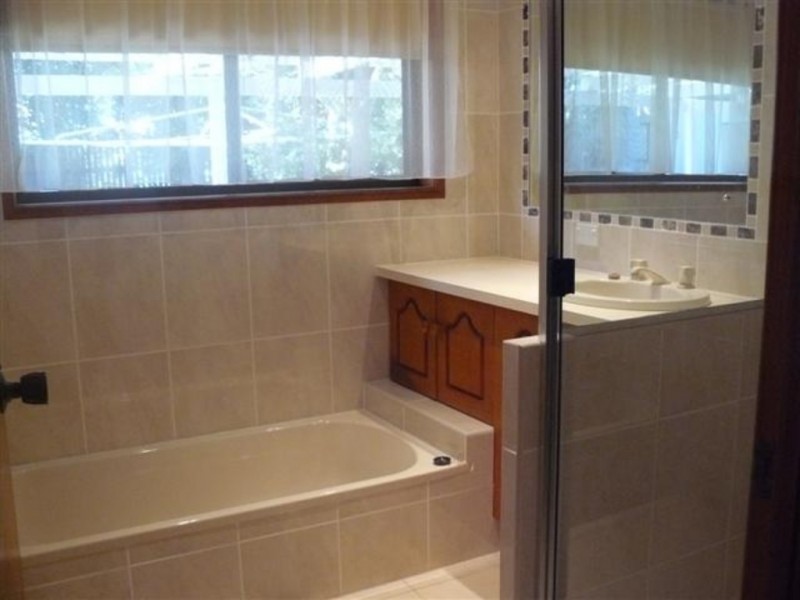 28 Paul Dr, Point Vernon QLD 4655