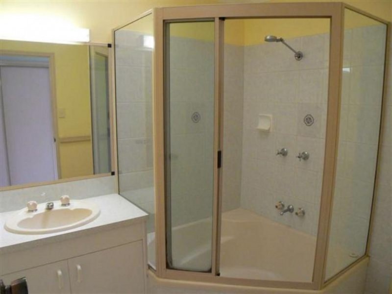 2/5 Ian Avenue, Kawungan QLD 4655