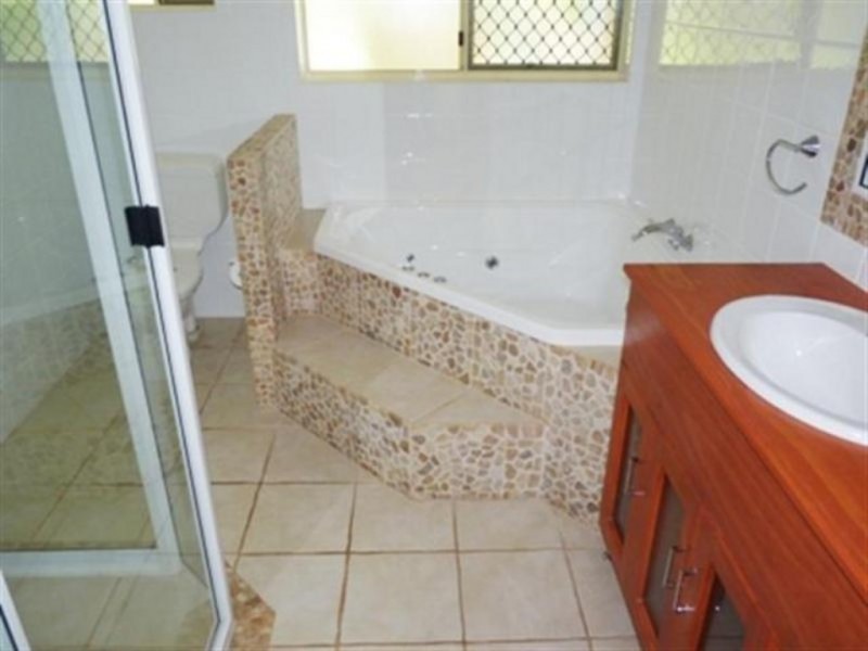 2 Hanover Drive, Urraween QLD 4655