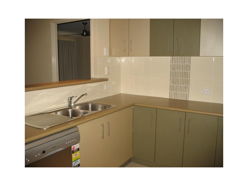 2/62 South, Urangan QLD 4655