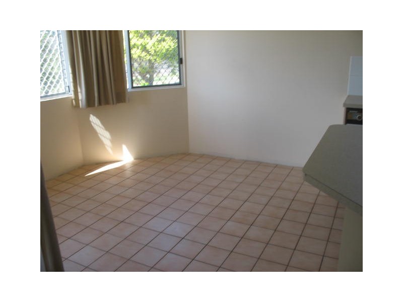 2/62 South, Urangan QLD 4655