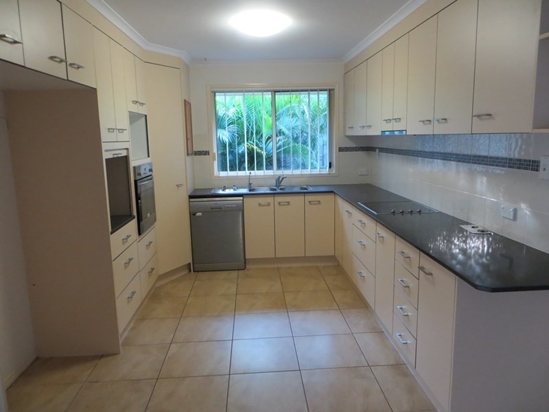14 Topaz Cct, Urangan QLD 4655