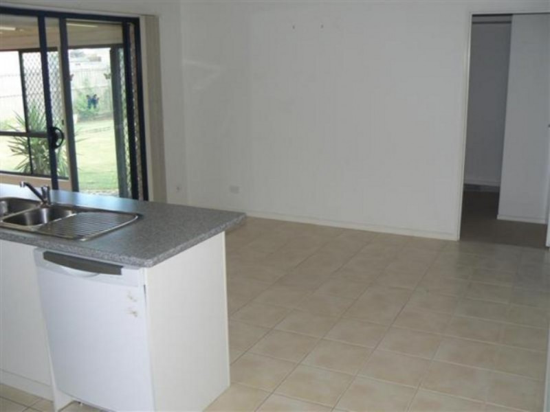 4 Pembridge Cct, Urraween QLD 4655