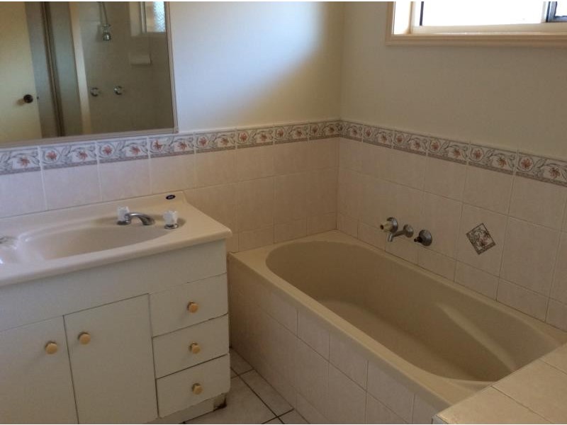 1 Chanak Close, Point Vernon QLD 4655