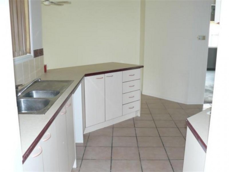 74 Hansen ST, Urangan QLD 4655