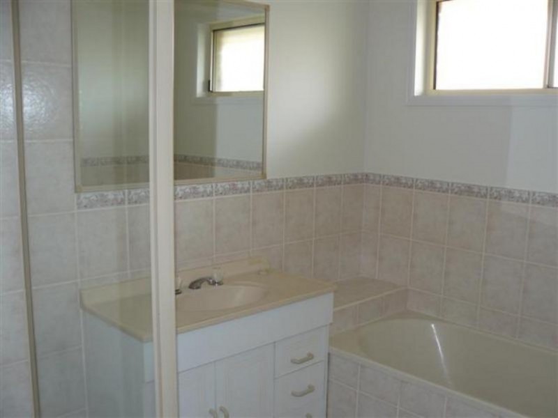 74 Hansen ST, Urangan QLD 4655