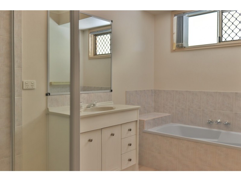 17 Dean Court, Urraween QLD 4655