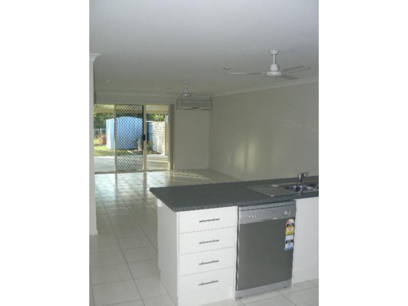 2/207 Pulgul Street, Urangan QLD 4655