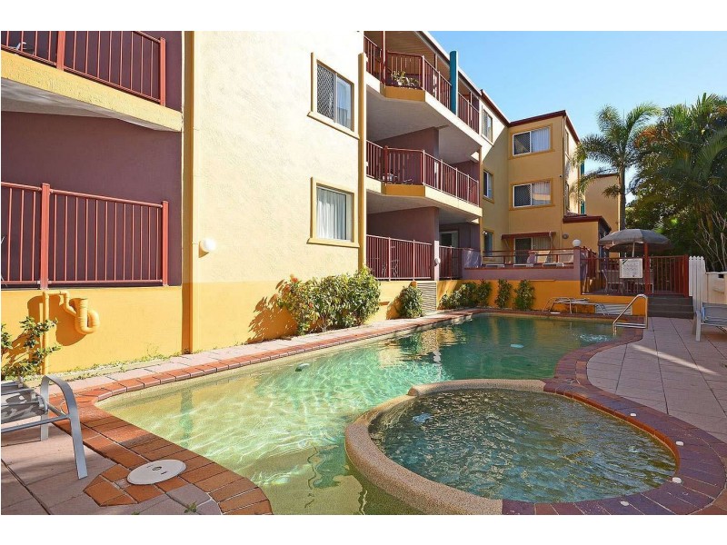 1/396 Esplanade, Torquay QLD 4655