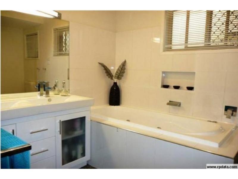 74 Lauren, Urangan QLD 4655