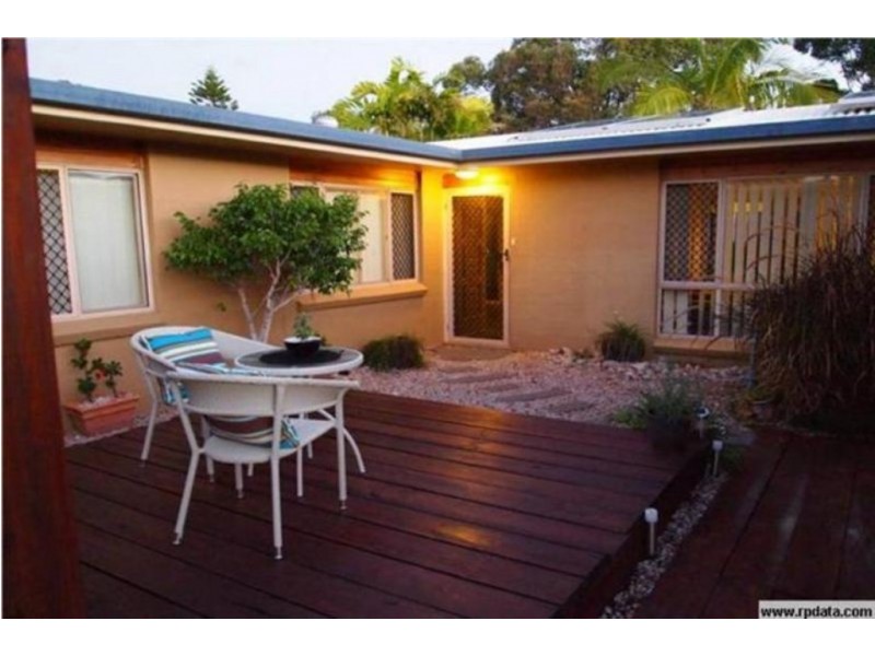 74 Lauren, Urangan QLD 4655