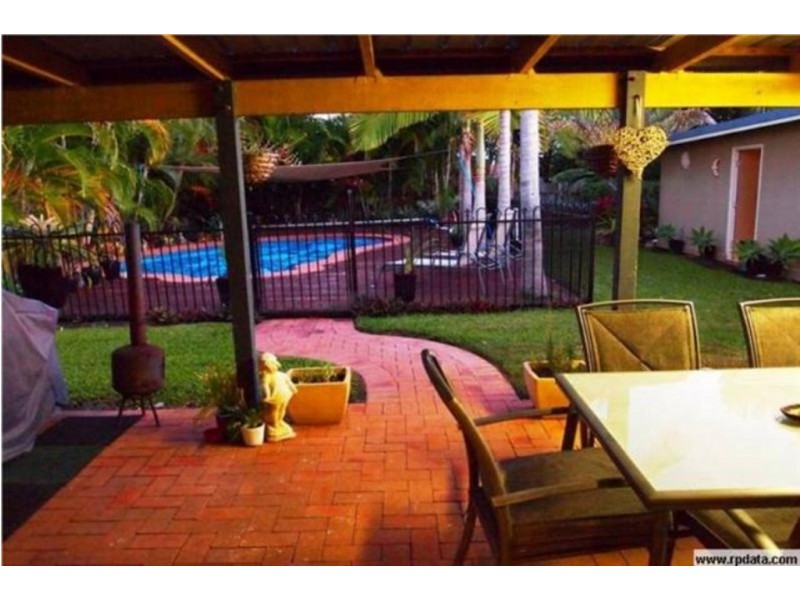 74 Lauren, Urangan QLD 4655