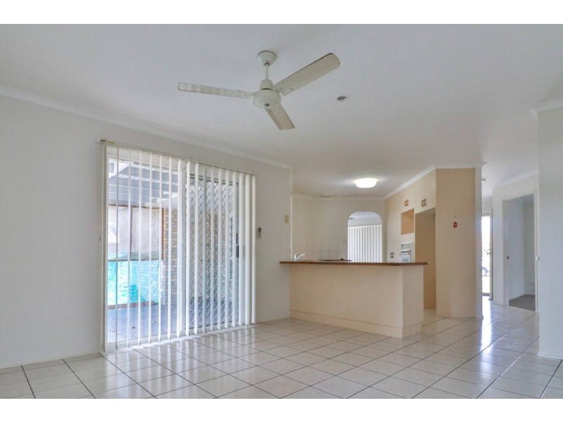 8 Masters Court, Urraween QLD 4655