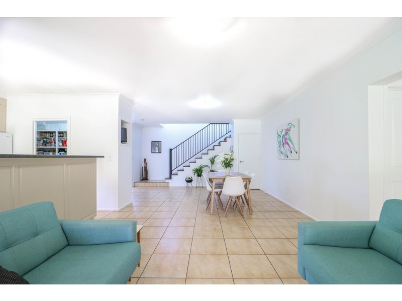 9-11 Doss Court, Urraween QLD 4655