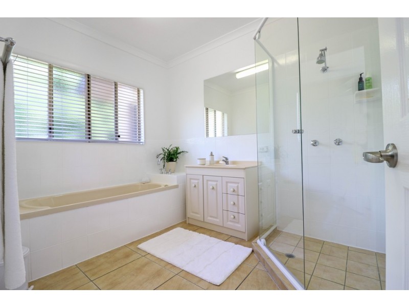 9-11 Doss Court, Urraween QLD 4655