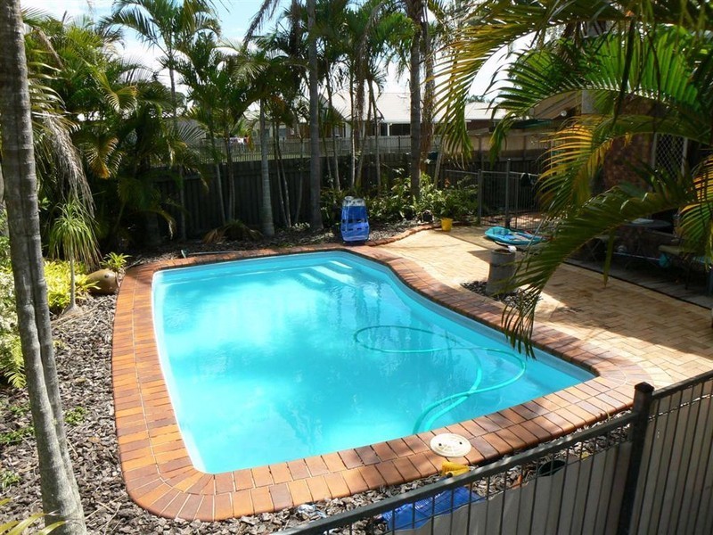 67 Ladbroke Cr, Urangan QLD 4655