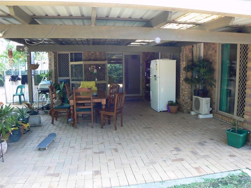 67 Ladbroke Cr, Urangan QLD 4655