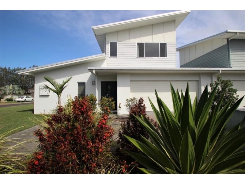 2/5 Seaway Parade, Toogoom QLD 4655