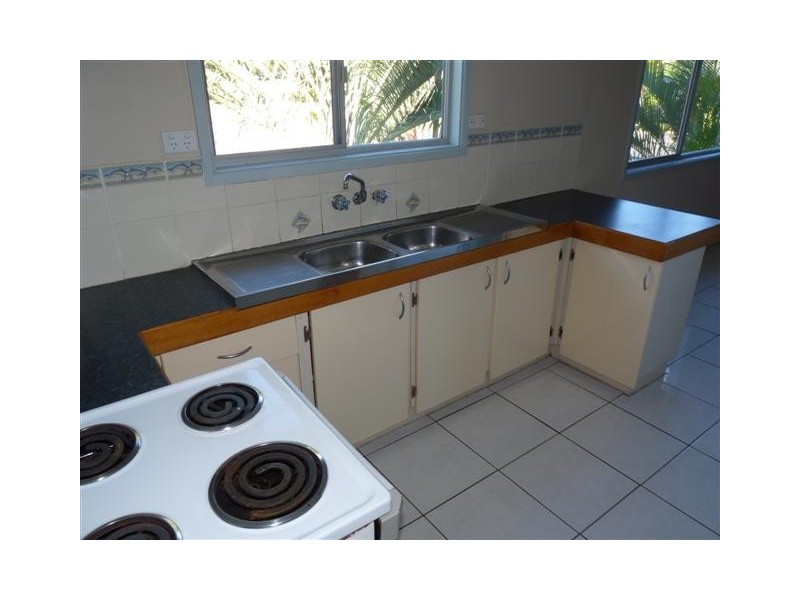 71 Lauren St, Urangan QLD 4655