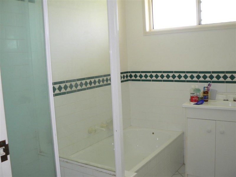 158 Hammond St, Urangan QLD 4655