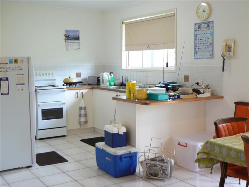 158 Hammond St, Urangan QLD 4655