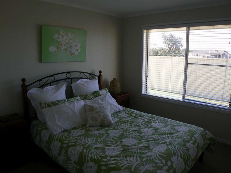 5 Honey Myrtle Cl, Burrum Heads QLD 4659