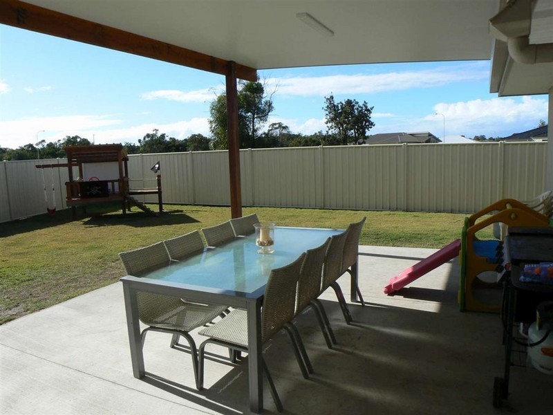 5 Honey Myrtle Cl, Burrum Heads QLD 4659