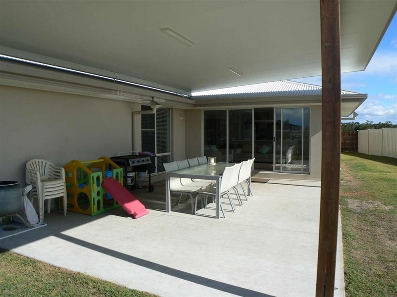5 Honey Myrtle Cl, Burrum Heads QLD 4659