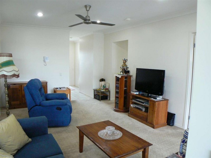 185  Noble Lakes Village, Eli Waters QLD 4655