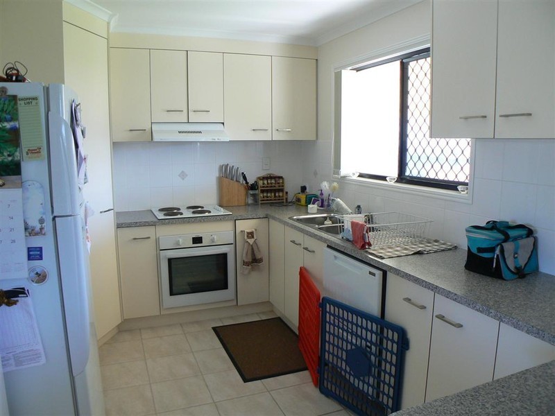 12 Moonstone Dr, Urangan QLD 4655