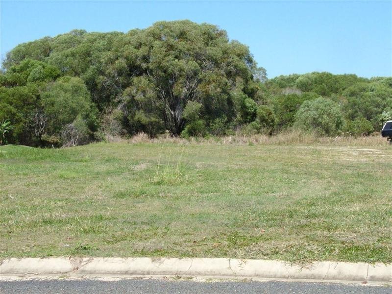 19 Lakes Blvd, Burrum Heads QLD 4659