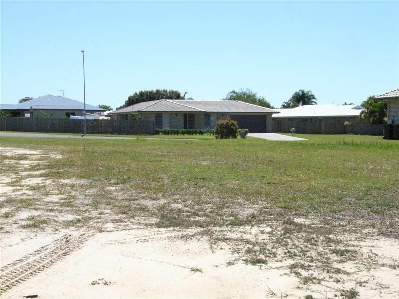 19 Lakes Blvd, Burrum Heads QLD 4659