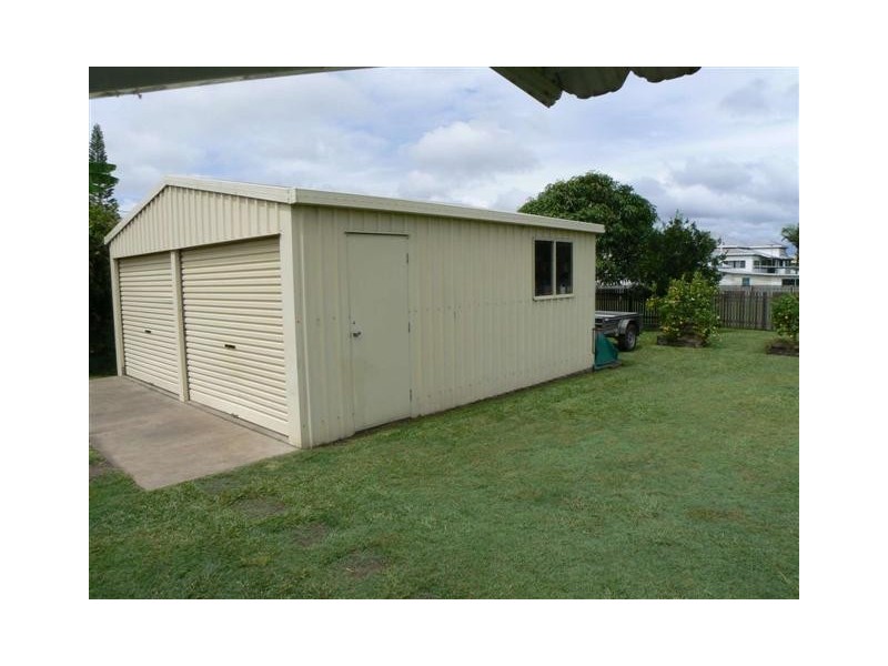 32 Robertson St, Torbanlea QLD 4662
